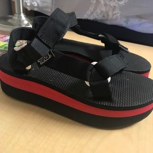 RED AND BLACK PLATFORM TEVAS
